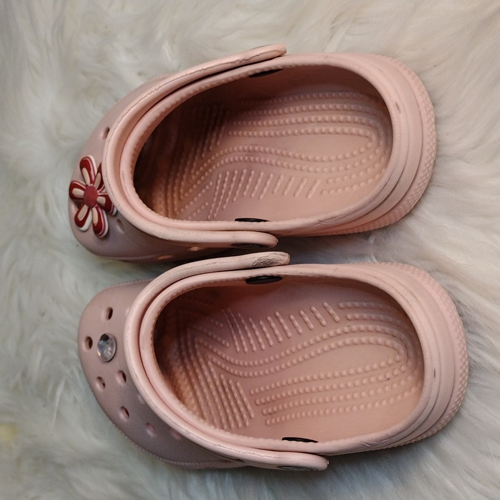 Crocs pink says sz M 1 W 3 will fit a child. - Picture 4 of 8